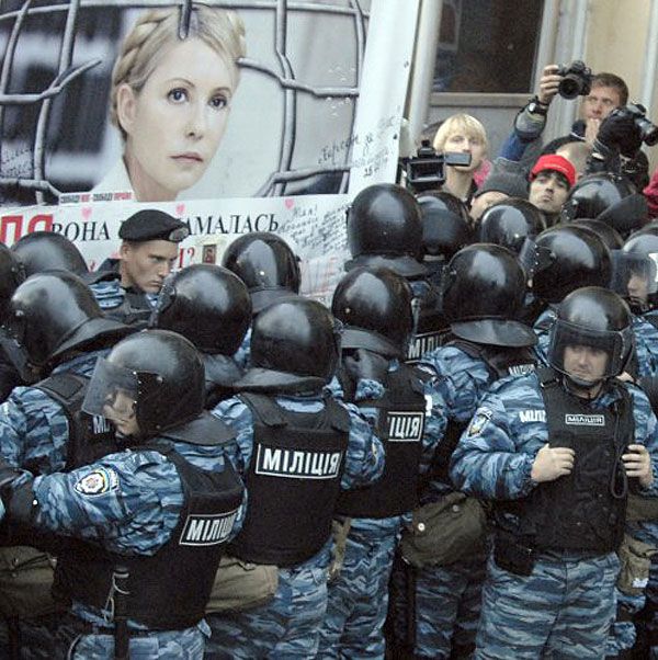 Прихильники Тимошенко і "Беркут" перед Печерським судом_5