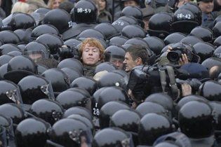 Журналистов оденут в спецжилеты, чтобы их больше не били силовики