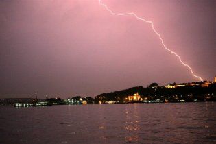 Украинские туристы в Анталии бродят по колено в воде и пьют в гостиницах