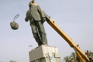 На аукцион выставят бронзовую ягодицу Саддама Хусейна