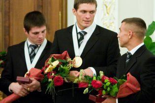 Азаров подарил боксерам ордера на несуществующие квартиры