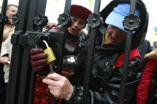 Равнодушный Литвин спровоцировал чернобыльцев ломать забор напротив Рады