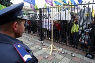 Под Радой у Азарова с Тигипко требуют убрать руки от льгот