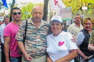 Баба Катя купила бензин і готова спалити себе перед МВС "за Юлю"