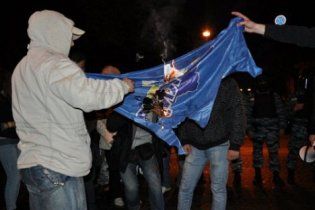 Палити прапори регіоналів непатріотично