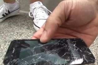 У "кривавій" битві на міцність Galaxy S II переміг iPhone 4S