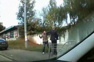 Пешеход отколотил водителя за объезд затора по тротуару (видео)