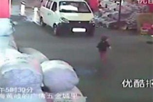 Двухлетнюю девочку дважды давили машины, а прохожим было все равно (видео)