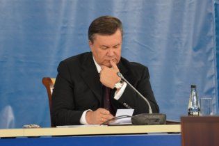 Wikileaks: Янукович розповів, як "люди у чорному" вдарили прикладом його дружину