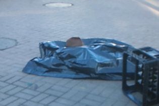 Киевляне у входа в метро все утро обходили труп (видео)