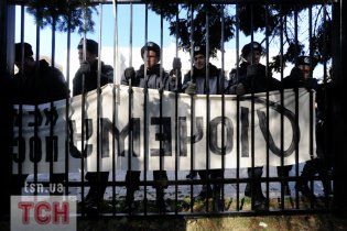 Чорнобильці протестують під Кабміном, а під Радою за ніч відновили паркан