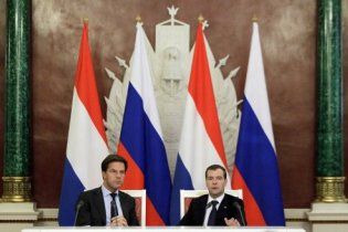Глава правительства Нидерландов несколько раз спутал флаг своей страны с российским