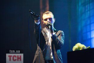 Hurts засыпали Киев розами