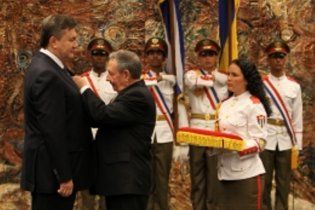 Янукович отримав найвищу державну нагороду Куби