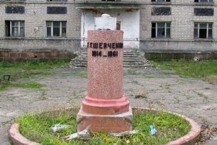 Пам'ятник Шевченку на Луганщині зруйнували не заради металу