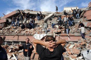 Жертвами землетрясения в Турции стали уже 138 человек