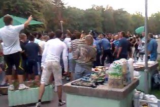 Фанати "Ворскли" і "Таврії" побилися у Полтаві (відео)
