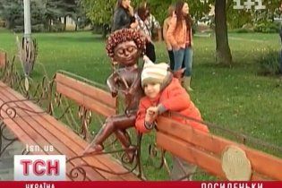 Днепропетровскую набережную украсила рекордная лавочка