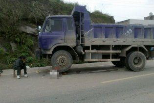 Водій вантажівки розчавив хлопчика, а потім переїхав ще раз, щоб напевне