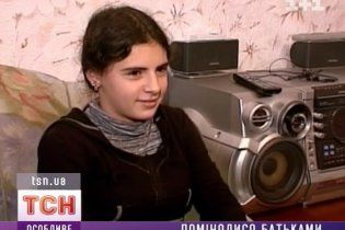 Через плутанину у пологовому будинку 2 дівчини 12 років жили у чужих батьків