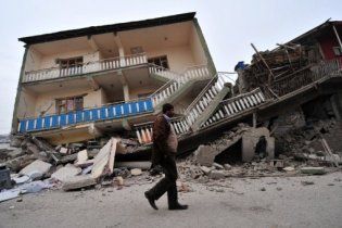 Турцию продолжает трясти: под завалами оказались около 50 человек