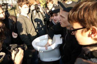 Студенти подарували Табачнику унітаз