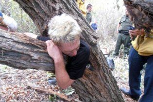 Дивакуватий чоловік застряг у дуплі і простирчав там півдня