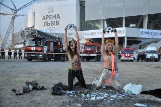 Оголені FEMEN не пускали VIPів на відкриття "Арени Львів" (відео)