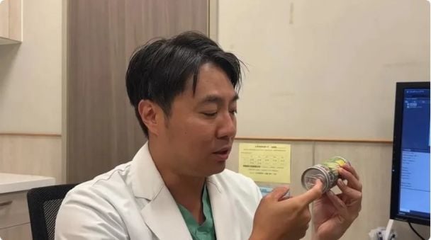 Мужчина вставил себе в анус банку / © Jam Press