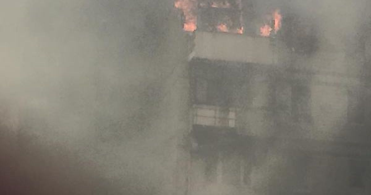 После взрыва в многоэтажке возник пожар. / © twitter/roman_primorye