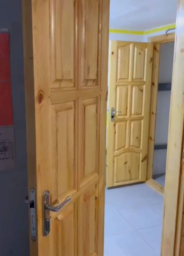 Ті самі двері до туалету в укритті за 25 тисяч гривень / фото з соціальних мереж / © 