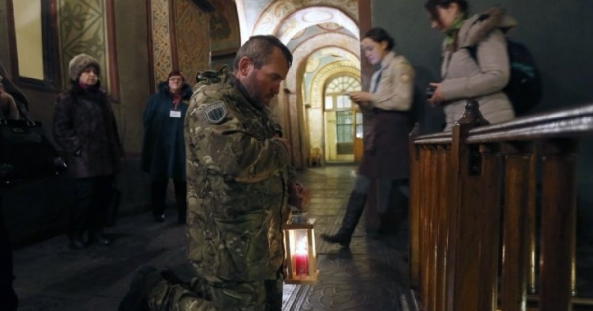 Вогонь миру передавали в соборі Святої Софії. / © УНІАН