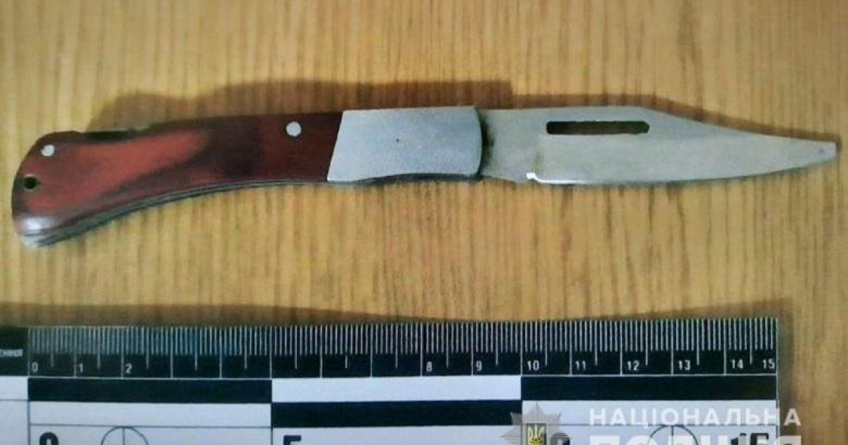В Киеве возле вокзала мужчина нанес прохожему удар ножом и отобрал часы и деньги