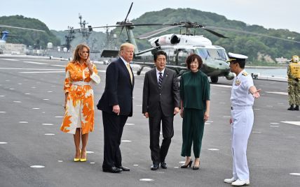 В ярком аутфите и с испорченной ветром укладкой: новый выход Мелании Трамп в Японии
