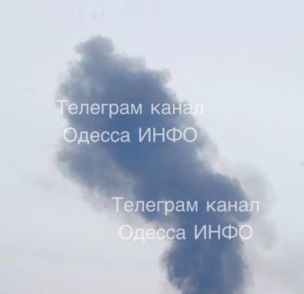 Після вибухів у небо піднявся стовп диму. Фото:  "Одесса INFO".