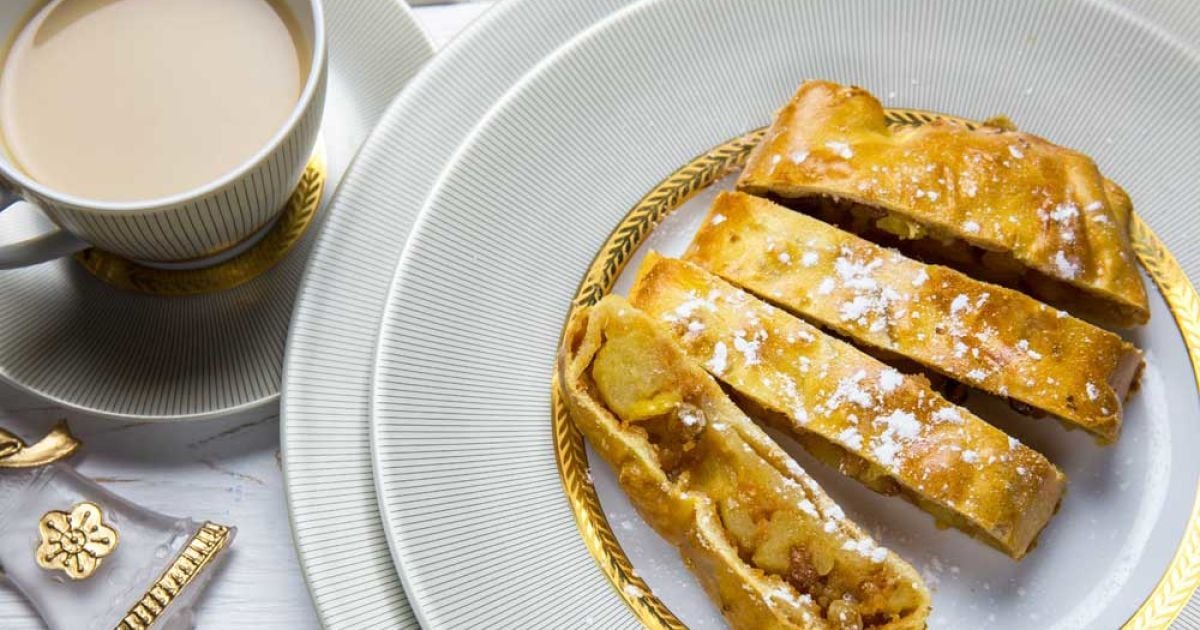 Венский штрудель с яблоками и сухарями: рецепт от Евгения Клопотенко