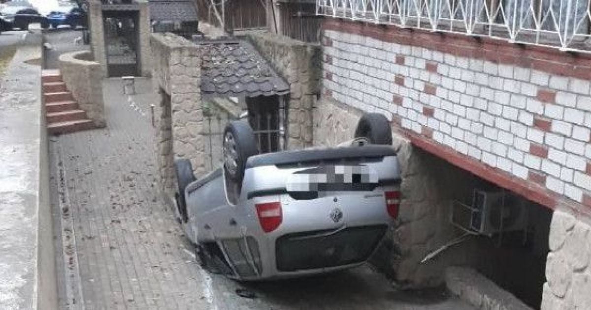 В Одесі автівка на швидкості злетіла з дороги і перекинулась: постраждала 5-річна дитина