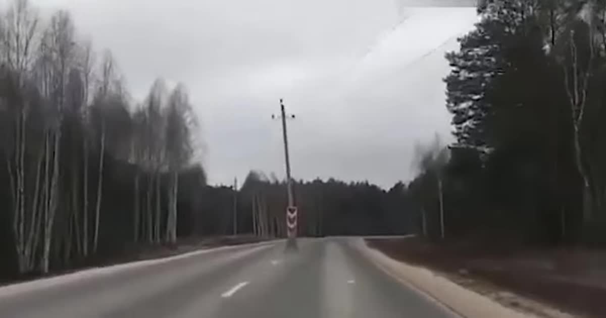 У Росії посеред новенької дороги встановили кілька стовпів. Відео