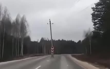 У Росії посеред новенької дороги встановили кілька стовпів. Відео