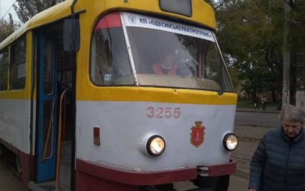 В Одессе пенсионерка выпала из трамвай, а водитель пыталась скрыться с места происшествия