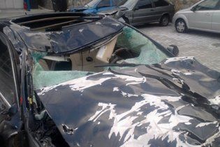 У Криму корови забуцали шикарний Lexus до невпізнання (фото)