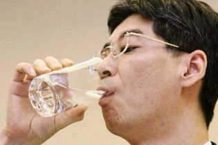 Японский чиновник на спор выпил воды из лужи на АЭС "Фукусима"