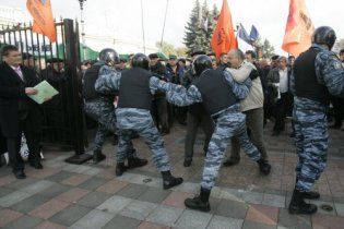 Чорнобильці пішли в рукопашний на "Беркут" прямо під дверима Ради