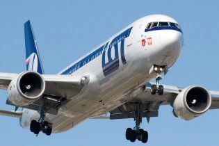 Над Варшавою кружляє і не може сісти Boeing з 230 людьми на борту