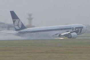 Польський Boeing, що не міг сісти, здійснив аварійну посадку без шасі