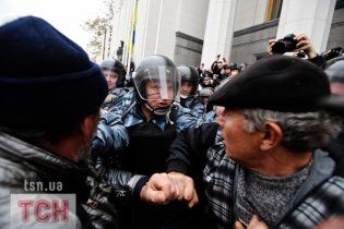 Активісти знову ламають паркан під Радою