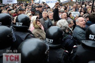 Сотни чернобыльцев пришли "помочь" Азарову поднять им пенсии