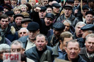Под Радой прорвали забор, правоохранителей забросали тыквами