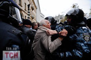 Под Кабмином чернобыльцы подрались с "Беркутом": есть пострадавшие