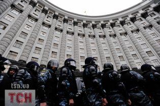 Азаров запевнив, що йому не заважають журналісти у Кабміні